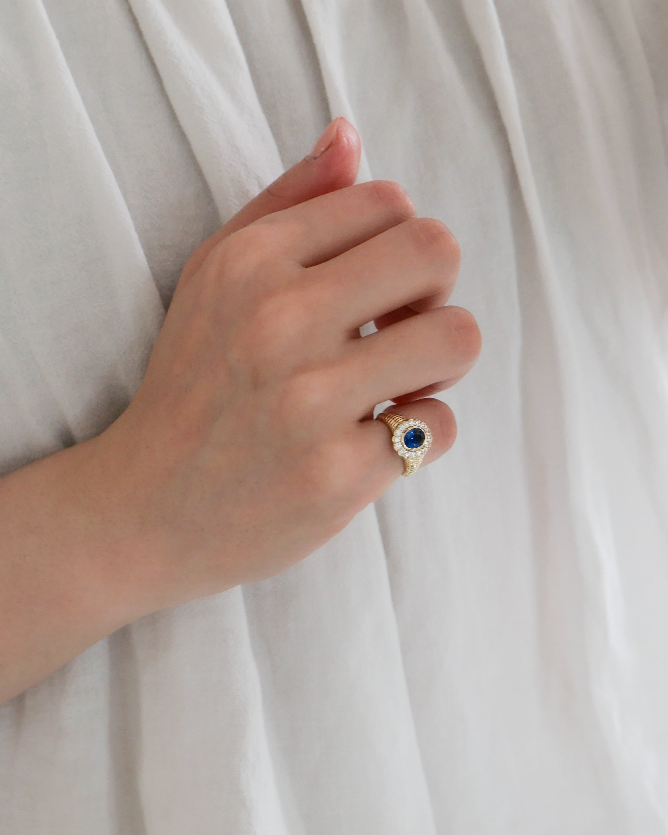 Nora Halo Signet Ring in Blue Sapphire