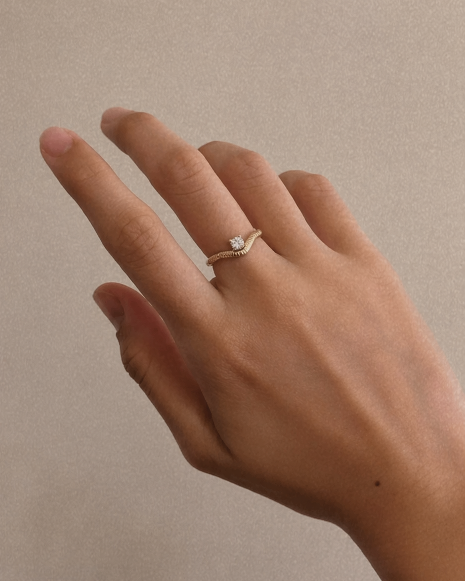 Nora Curved Ring in Diamond